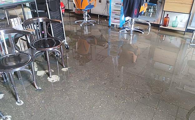 La peluquería de Agustín Zapata inundada de agua el 25 de septiembre. 
