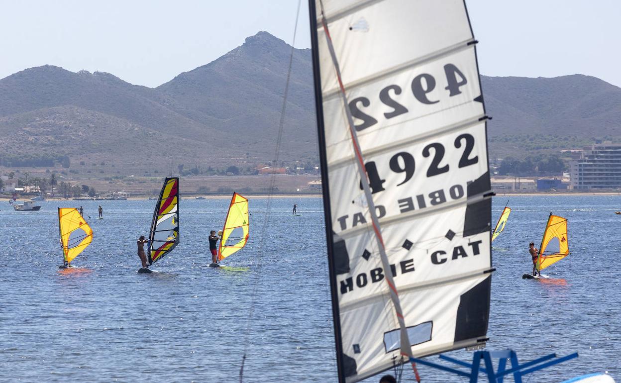 Un grupo de aficionados aprenden windsurf, muy cerca de la isla del Ciervo, en el Mar Menor, en una imagen de archivo.