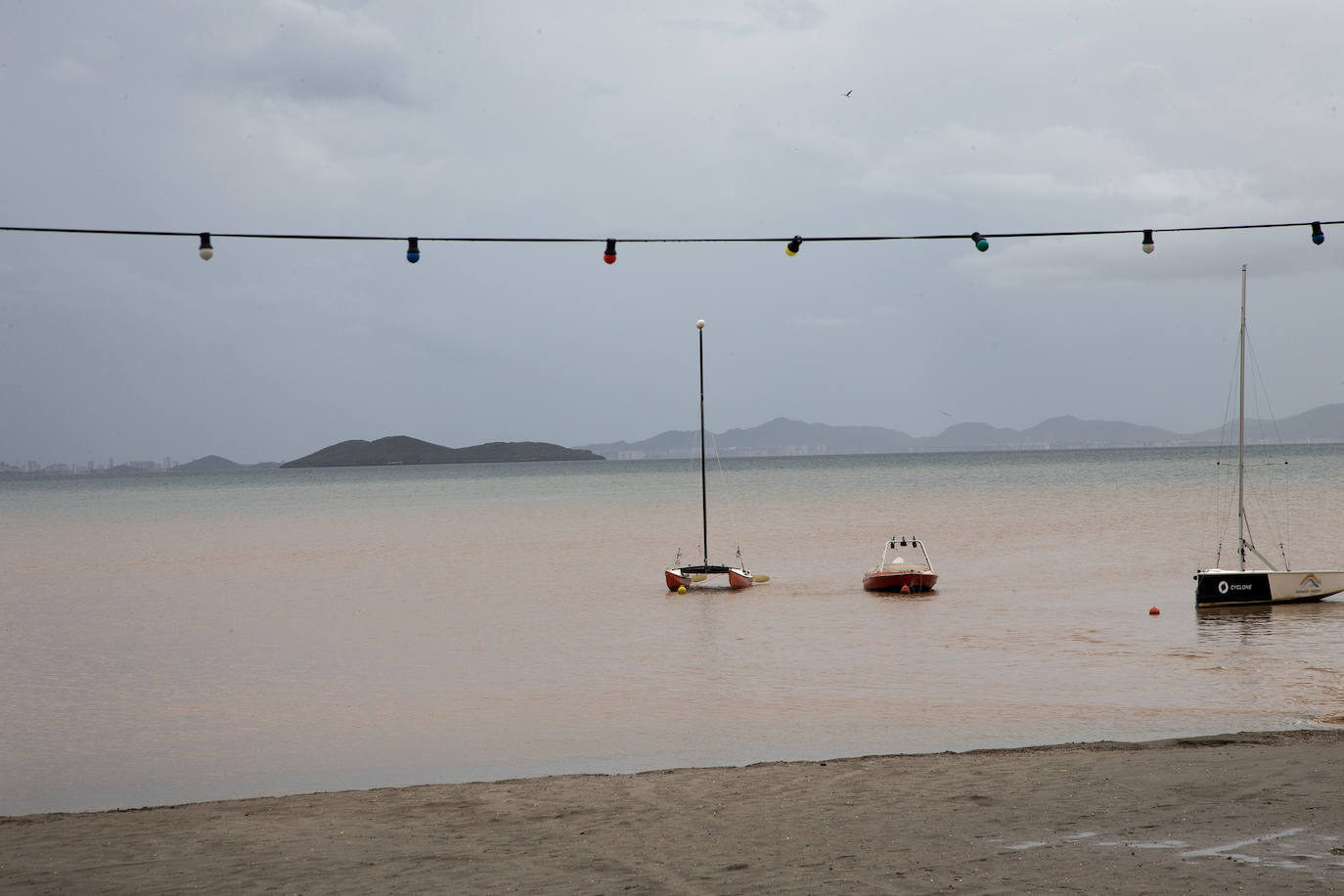 Fotos: La lluvia inunda calles y arrastra el agua hasta el Mar Menor en Los Alcázares