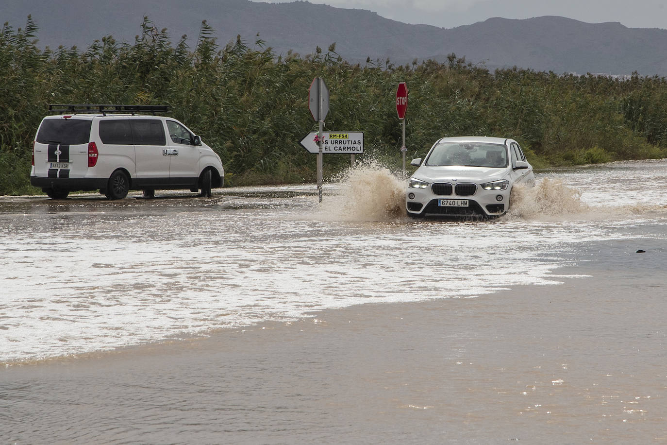 Fotos: La lluvia inunda calles y arrastra el agua hasta el Mar Menor en Los Alcázares