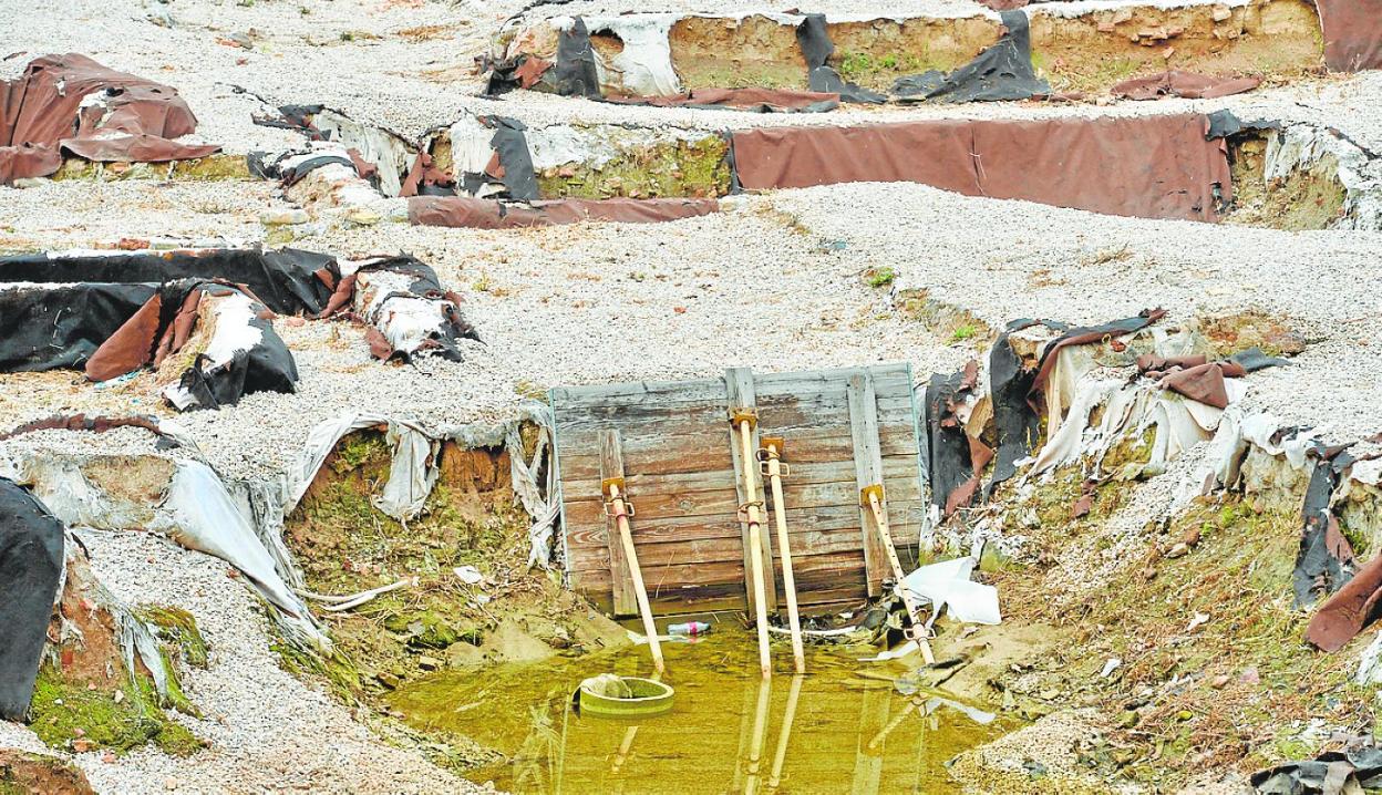 Aguas estancadas de las últimas lluvias en el yacimiento arqueológico. La foto se tomó ayer. 
