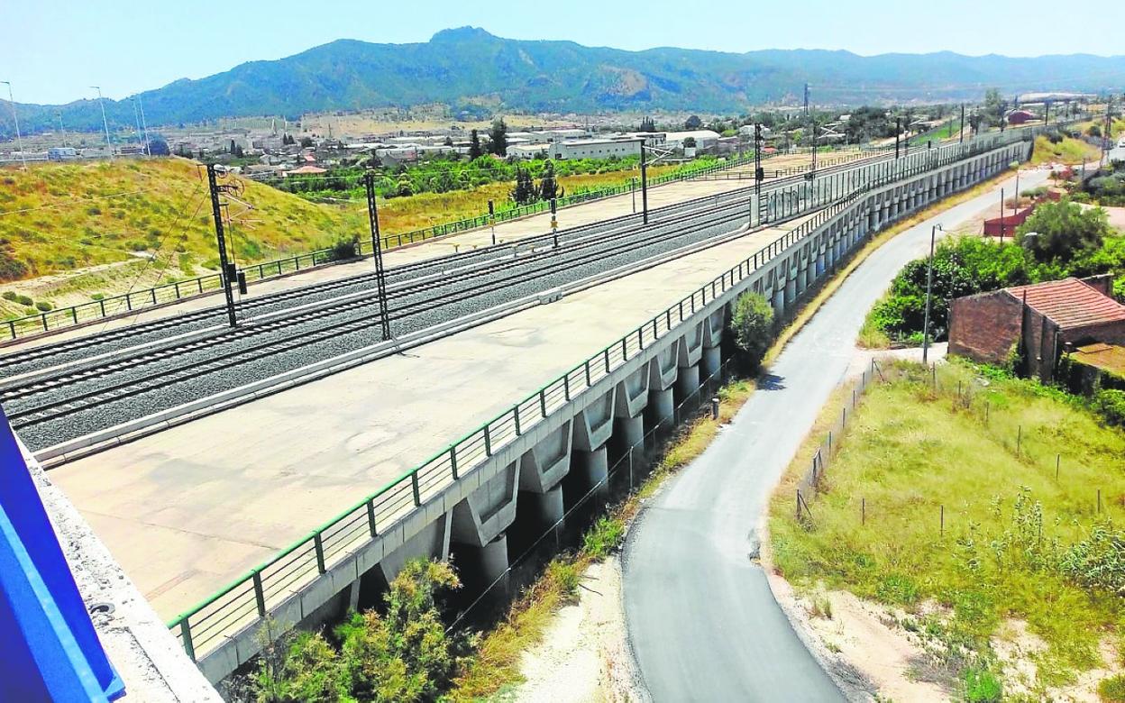 La plataforma de alta velocidad a su paso por la pérgola del Reguerón, entre Beniel y Murcia. 