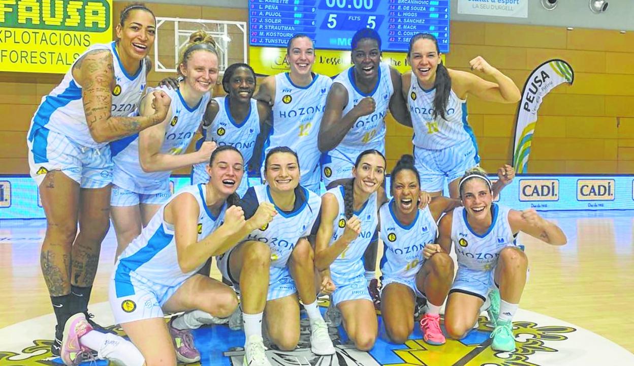 Las jugadores del Hozono Global Jairis celebran su triunfo de anoche en la pista del Cadi La Seu. 