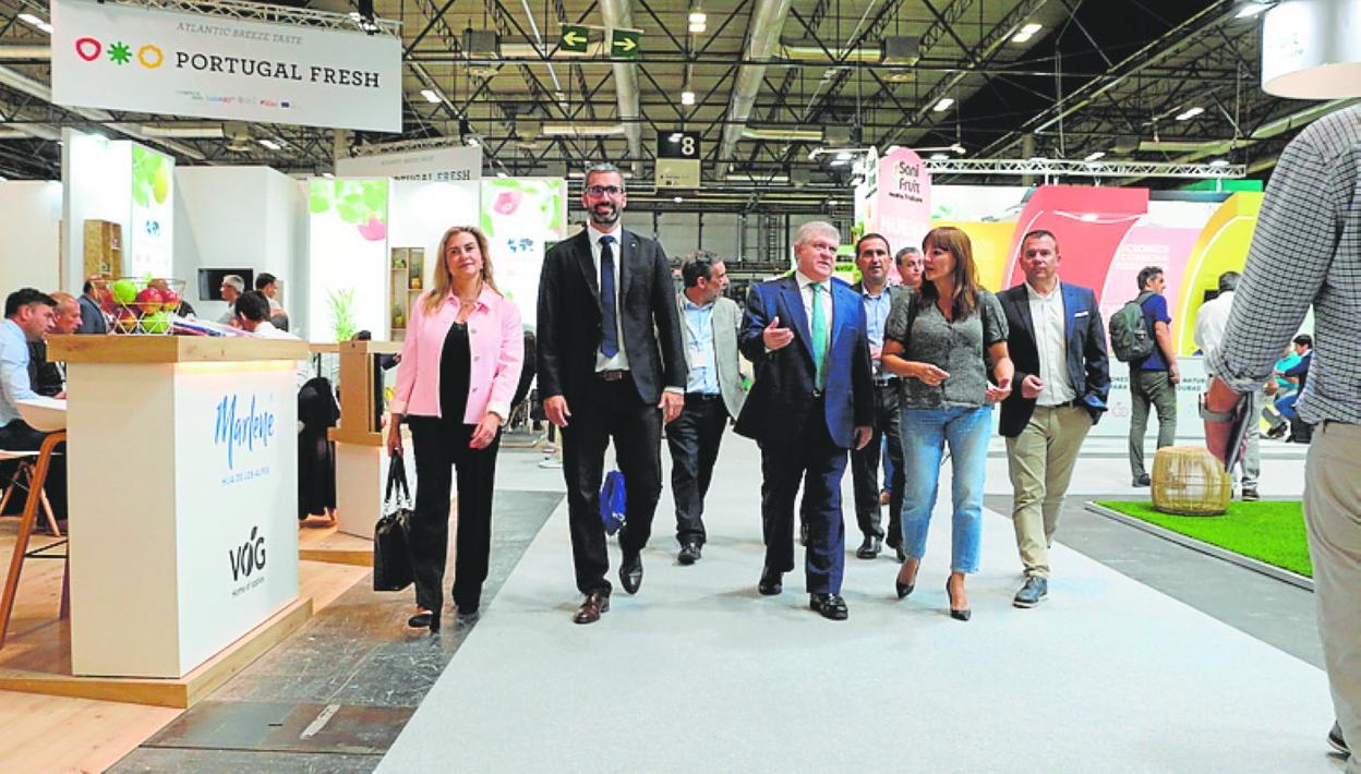 Vélez y otros dirigentes socialistas, ayer, en la feria. 