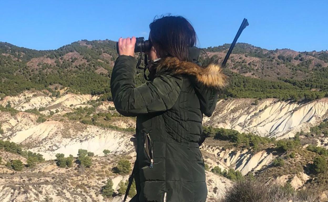Belén Bastida observa el horizonte de un coto a través de unos prismáticos. 