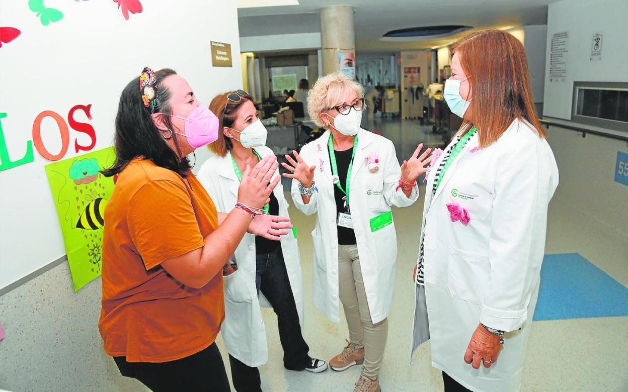 María Paredes, Isabel Rivera, Encarna Álamo y María Eugenia Cánovas, en Oncología del Santa Lucía. 