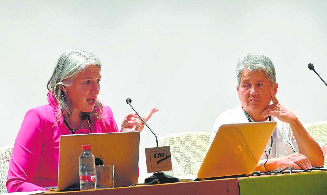 La profesora de la Universidad de Roma Arianna D'Ottone y la arqueóloga Leonor Peña, ayer. 