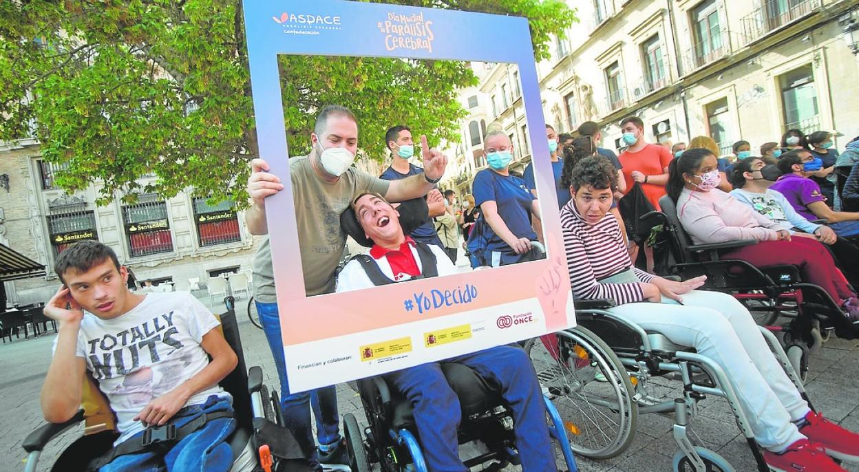 Familias de Astrapace salieron a la calles para reinvindicar el derecho a la vida independiente de las personas con parálisis cerebral.