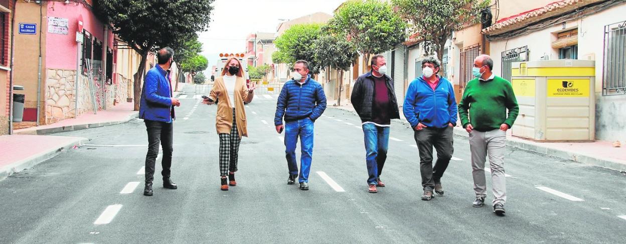 Visita de la alcaldesa, Mariola Guevara, para supervisar las obras de la calle Virgen de los Dolores.