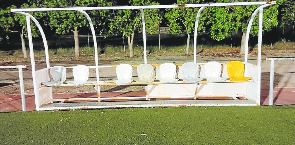 Estado que presenta uno de los banquillos del Muncipal de Montecasillas. 