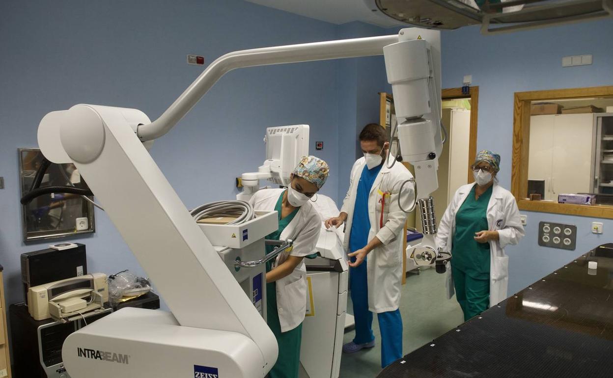 Equipo de radioterapia de oncologia del Hospital Virgen de la Arrixaca en una imagen de archivo. 