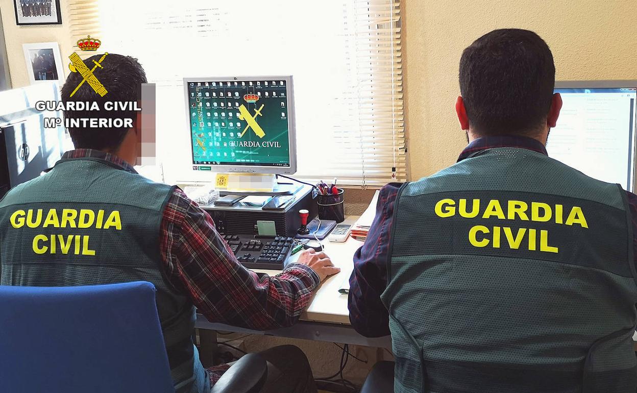 Dos agentes de la Guardia Civil.