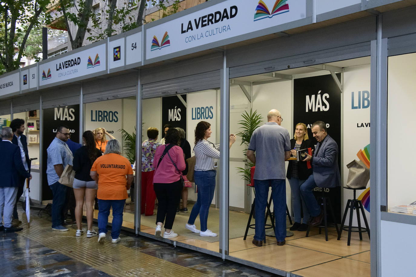 Fotos: Noemí Trujillo y Lorenzo Silva en la caseta de LA VERDAD de la Feria del Libro