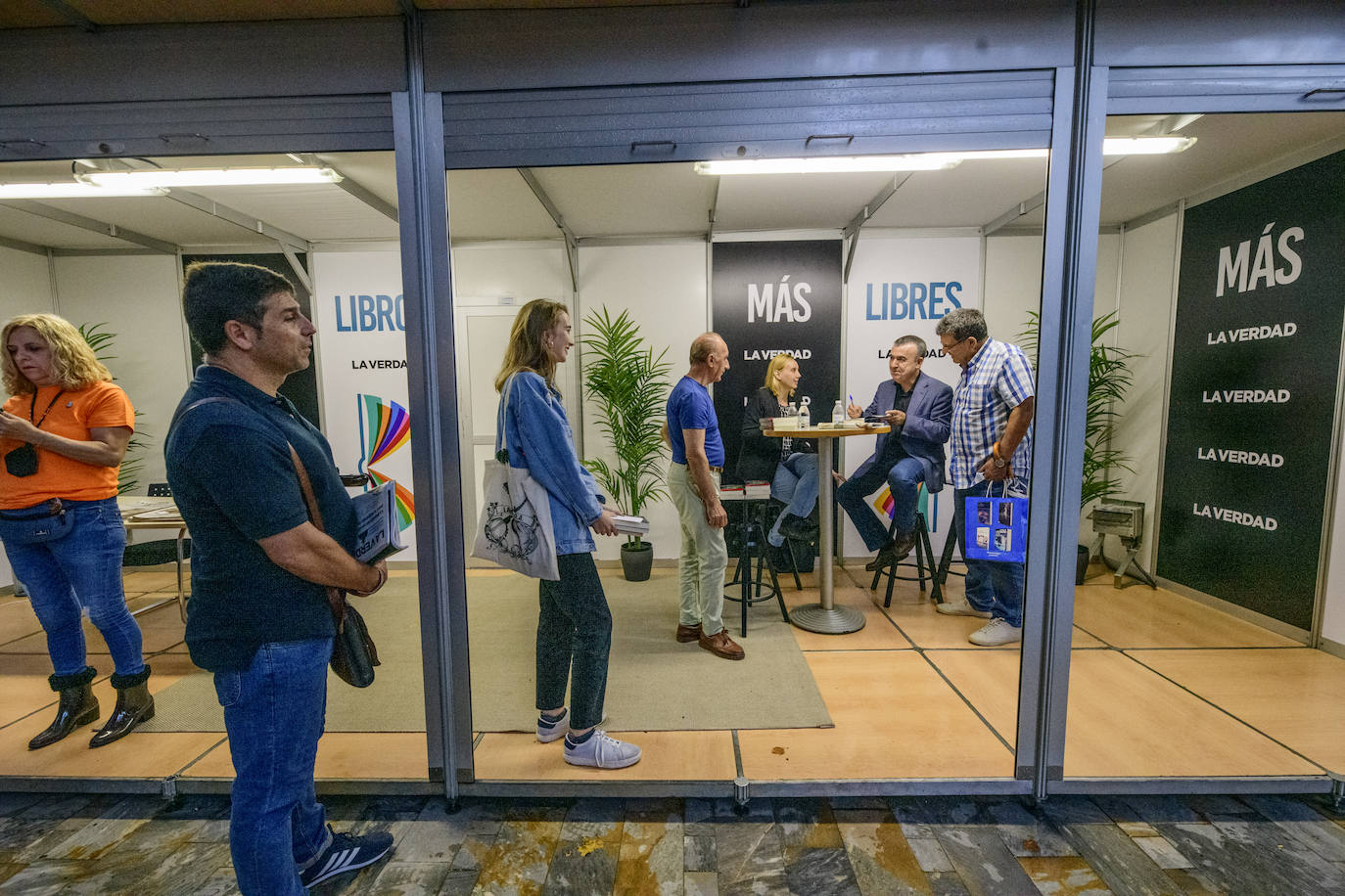 Fotos: Noemí Trujillo y Lorenzo Silva en la caseta de LA VERDAD de la Feria del Libro