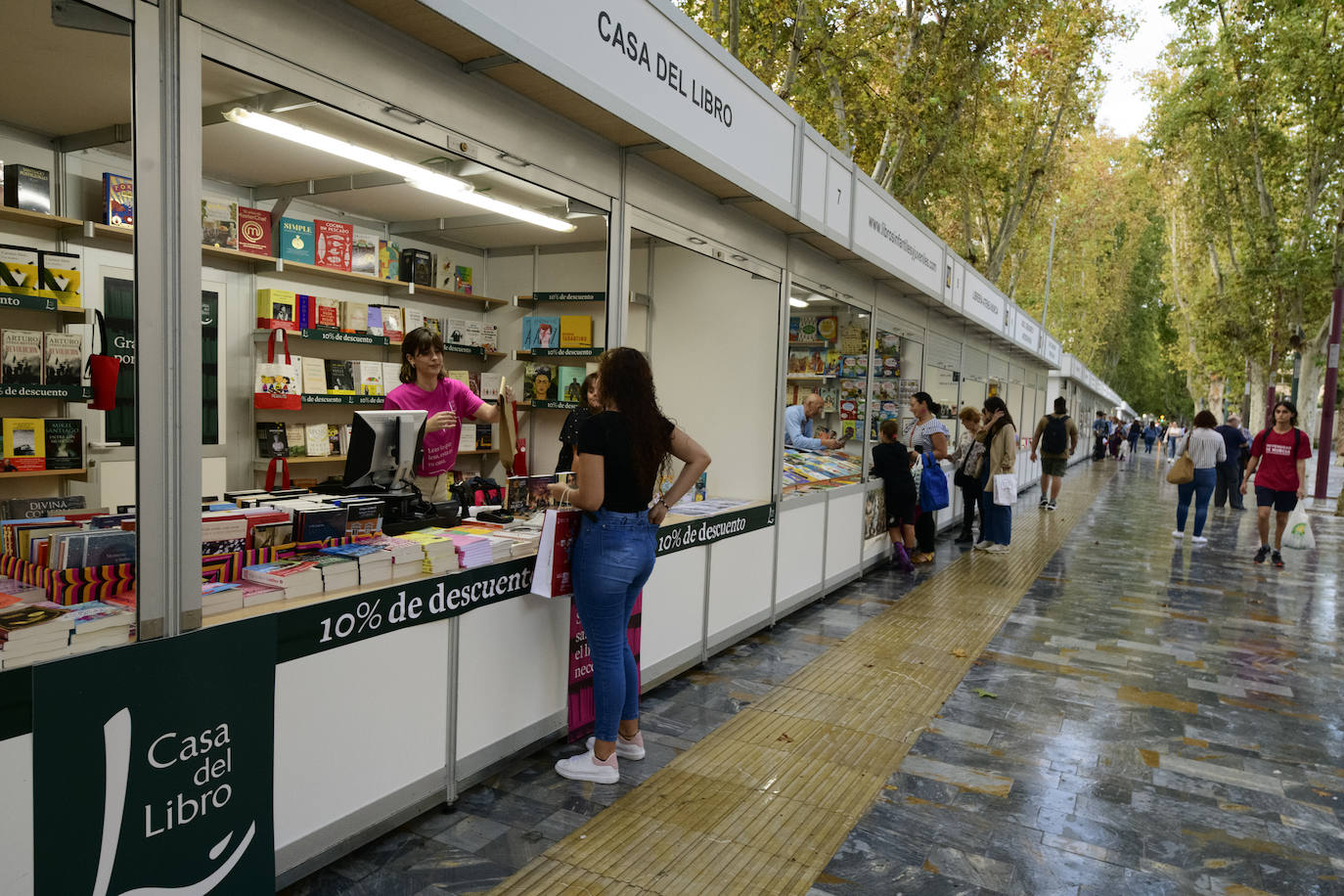 Fotos: Noemí Trujillo y Lorenzo Silva en la caseta de LA VERDAD de la Feria del Libro
