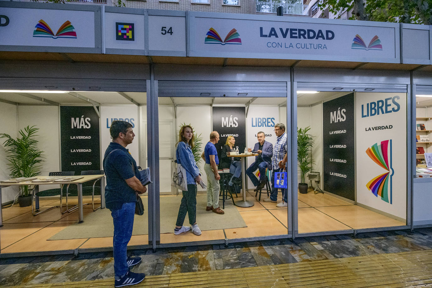 Fotos: Noemí Trujillo y Lorenzo Silva en la caseta de LA VERDAD de la Feria del Libro