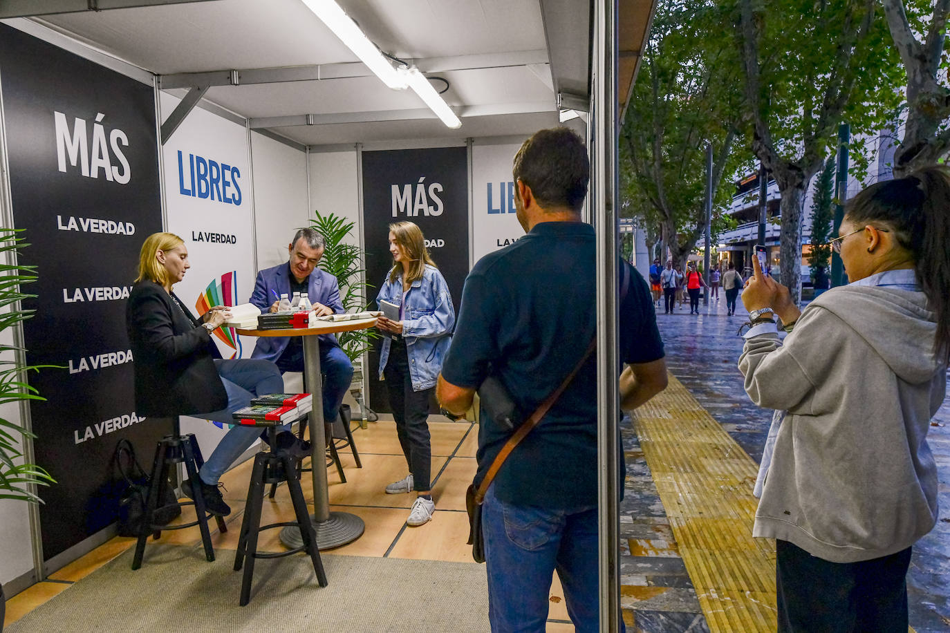Fotos: Noemí Trujillo y Lorenzo Silva en la caseta de LA VERDAD de la Feria del Libro