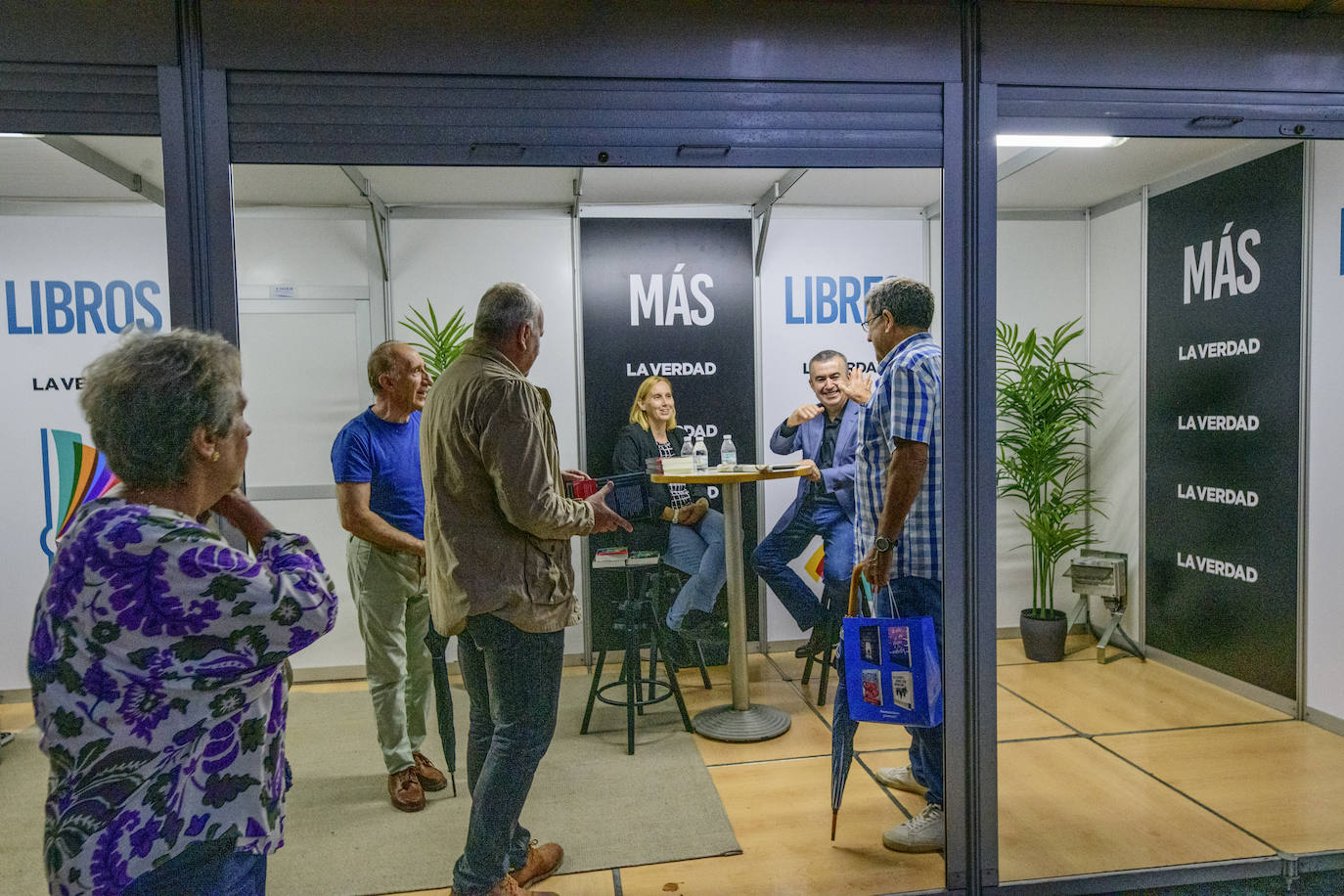 Fotos: Noemí Trujillo y Lorenzo Silva en la caseta de LA VERDAD de la Feria del Libro
