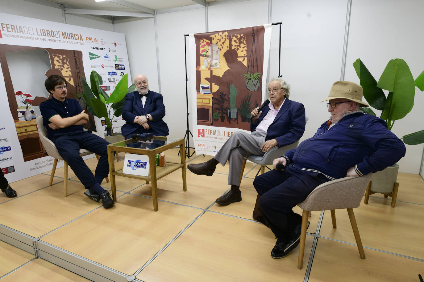 Fotos: Noemí Trujillo y Lorenzo Silva en la caseta de LA VERDAD de la Feria del Libro