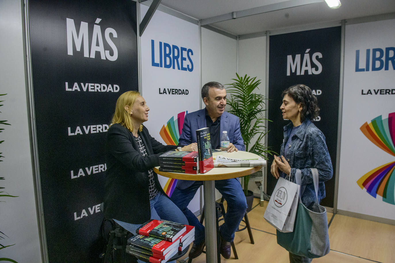 Fotos: Noemí Trujillo y Lorenzo Silva en la caseta de LA VERDAD de la Feria del Libro