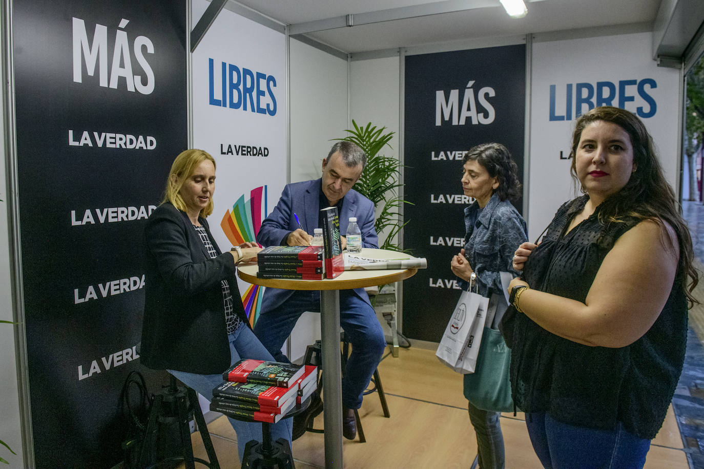 Fotos: Noemí Trujillo y Lorenzo Silva en la caseta de LA VERDAD de la Feria del Libro