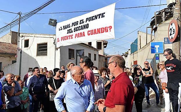 Los vecinos, concentrados este sábado para reclamar la reconstrucción del puente. 