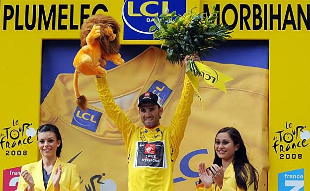 Con el jersey de líder del Tour de Francia en Plumelec, en 2008. 