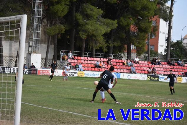 Magnífica segunda parte del equipo caravaqueño que logró su primera victoria en casa de la temporada. Dos golazos de Jaime, de cabeza; y de Juanjo, desde fuera del área, sirvieron para devolver la moral a los jugadores y a los aficionados locales. Pudieron llegar más goles, ya que el equipo local dispuso de varias ocasiones, dos de ellas clarísimas que ambos remates no entraron en la portería de Emilio. En el descuento, Antonio impuso su ley en el área local y marcó un gol con el que acortaba distancias en el marcador que ya no se movería hasta el final del partido.