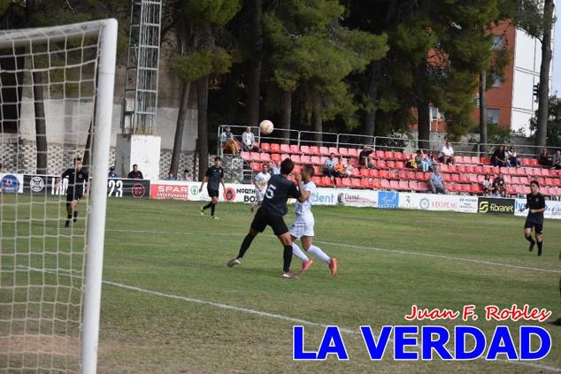 Magnífica segunda parte del equipo caravaqueño que logró su primera victoria en casa de la temporada. Dos golazos de Jaime, de cabeza; y de Juanjo, desde fuera del área, sirvieron para devolver la moral a los jugadores y a los aficionados locales. Pudieron llegar más goles, ya que el equipo local dispuso de varias ocasiones, dos de ellas clarísimas que ambos remates no entraron en la portería de Emilio. En el descuento, Antonio impuso su ley en el área local y marcó un gol con el que acortaba distancias en el marcador que ya no se movería hasta el final del partido.