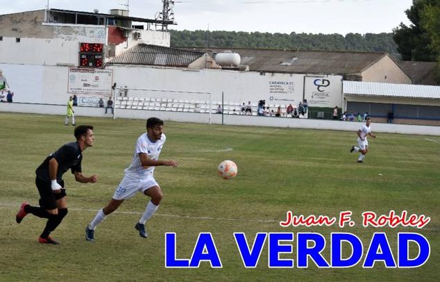 Magnífica segunda parte del equipo caravaqueño que logró su primera victoria en casa de la temporada. Dos golazos de Jaime, de cabeza; y de Juanjo, desde fuera del área, sirvieron para devolver la moral a los jugadores y a los aficionados locales. Pudieron llegar más goles, ya que el equipo local dispuso de varias ocasiones, dos de ellas clarísimas que ambos remates no entraron en la portería de Emilio. En el descuento, Antonio impuso su ley en el área local y marcó un gol con el que acortaba distancias en el marcador que ya no se movería hasta el final del partido.