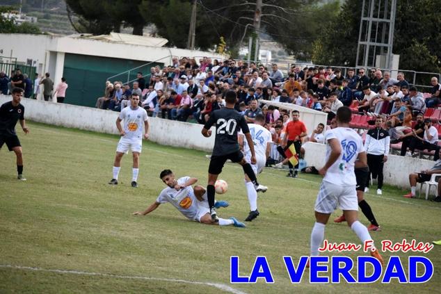 Magnífica segunda parte del equipo caravaqueño que logró su primera victoria en casa de la temporada. Dos golazos de Jaime, de cabeza; y de Juanjo, desde fuera del área, sirvieron para devolver la moral a los jugadores y a los aficionados locales. Pudieron llegar más goles, ya que el equipo local dispuso de varias ocasiones, dos de ellas clarísimas que ambos remates no entraron en la portería de Emilio. En el descuento, Antonio impuso su ley en el área local y marcó un gol con el que acortaba distancias en el marcador que ya no se movería hasta el final del partido.