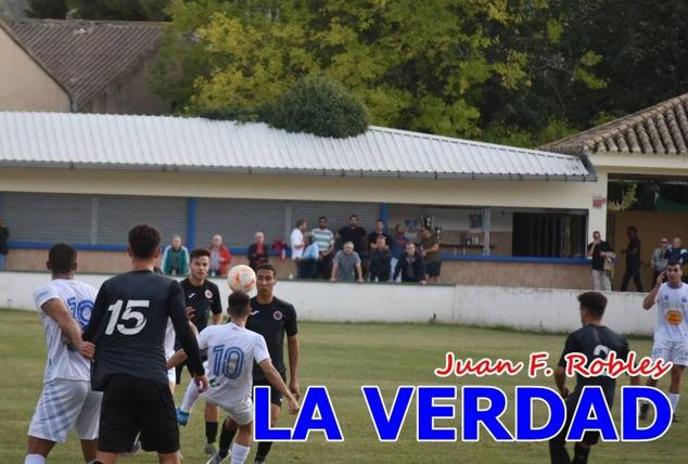 Magnífica segunda parte del equipo caravaqueño que logró su primera victoria en casa de la temporada. Dos golazos de Jaime, de cabeza; y de Juanjo, desde fuera del área, sirvieron para devolver la moral a los jugadores y a los aficionados locales. Pudieron llegar más goles, ya que el equipo local dispuso de varias ocasiones, dos de ellas clarísimas que ambos remates no entraron en la portería de Emilio. En el descuento, Antonio impuso su ley en el área local y marcó un gol con el que acortaba distancias en el marcador que ya no se movería hasta el final del partido.