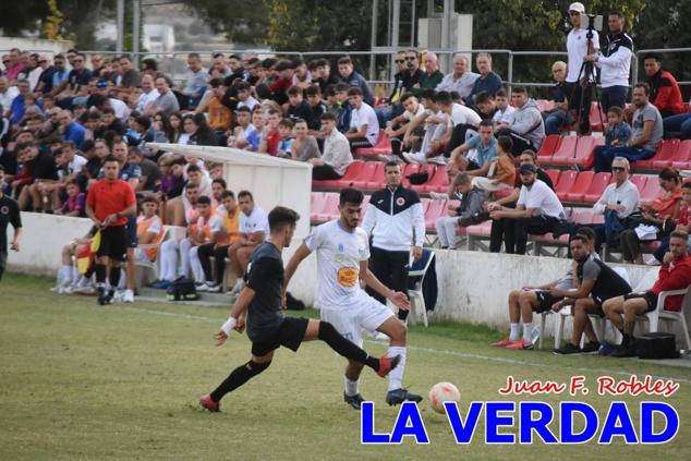 Magnífica segunda parte del equipo caravaqueño que logró su primera victoria en casa de la temporada. Dos golazos de Jaime, de cabeza; y de Juanjo, desde fuera del área, sirvieron para devolver la moral a los jugadores y a los aficionados locales. Pudieron llegar más goles, ya que el equipo local dispuso de varias ocasiones, dos de ellas clarísimas que ambos remates no entraron en la portería de Emilio. En el descuento, Antonio impuso su ley en el área local y marcó un gol con el que acortaba distancias en el marcador que ya no se movería hasta el final del partido.