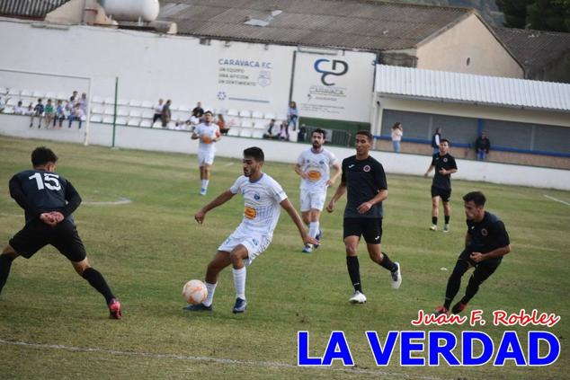 Magnífica segunda parte del equipo caravaqueño que logró su primera victoria en casa de la temporada. Dos golazos de Jaime, de cabeza; y de Juanjo, desde fuera del área, sirvieron para devolver la moral a los jugadores y a los aficionados locales. Pudieron llegar más goles, ya que el equipo local dispuso de varias ocasiones, dos de ellas clarísimas que ambos remates no entraron en la portería de Emilio. En el descuento, Antonio impuso su ley en el área local y marcó un gol con el que acortaba distancias en el marcador que ya no se movería hasta el final del partido.