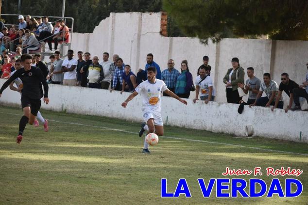 Magnífica segunda parte del equipo caravaqueño que logró su primera victoria en casa de la temporada. Dos golazos de Jaime, de cabeza; y de Juanjo, desde fuera del área, sirvieron para devolver la moral a los jugadores y a los aficionados locales. Pudieron llegar más goles, ya que el equipo local dispuso de varias ocasiones, dos de ellas clarísimas que ambos remates no entraron en la portería de Emilio. En el descuento, Antonio impuso su ley en el área local y marcó un gol con el que acortaba distancias en el marcador que ya no se movería hasta el final del partido.