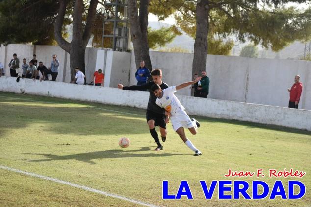 Magnífica segunda parte del equipo caravaqueño que logró su primera victoria en casa de la temporada. Dos golazos de Jaime, de cabeza; y de Juanjo, desde fuera del área, sirvieron para devolver la moral a los jugadores y a los aficionados locales. Pudieron llegar más goles, ya que el equipo local dispuso de varias ocasiones, dos de ellas clarísimas que ambos remates no entraron en la portería de Emilio. En el descuento, Antonio impuso su ley en el área local y marcó un gol con el que acortaba distancias en el marcador que ya no se movería hasta el final del partido.