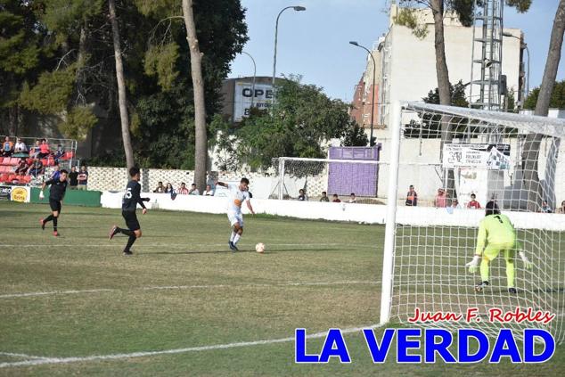 Magnífica segunda parte del equipo caravaqueño que logró su primera victoria en casa de la temporada. Dos golazos de Jaime, de cabeza; y de Juanjo, desde fuera del área, sirvieron para devolver la moral a los jugadores y a los aficionados locales. Pudieron llegar más goles, ya que el equipo local dispuso de varias ocasiones, dos de ellas clarísimas que ambos remates no entraron en la portería de Emilio. En el descuento, Antonio impuso su ley en el área local y marcó un gol con el que acortaba distancias en el marcador que ya no se movería hasta el final del partido.