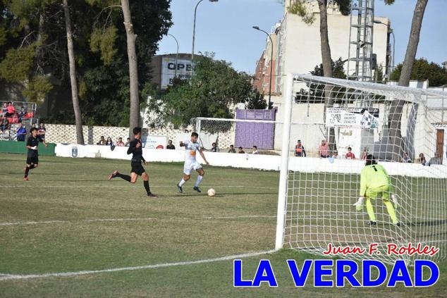 Magnífica segunda parte del equipo caravaqueño que logró su primera victoria en casa de la temporada. Dos golazos de Jaime, de cabeza; y de Juanjo, desde fuera del área, sirvieron para devolver la moral a los jugadores y a los aficionados locales. Pudieron llegar más goles, ya que el equipo local dispuso de varias ocasiones, dos de ellas clarísimas que ambos remates no entraron en la portería de Emilio. En el descuento, Antonio impuso su ley en el área local y marcó un gol con el que acortaba distancias en el marcador que ya no se movería hasta el final del partido.