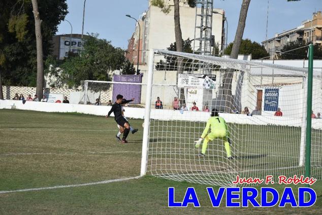 Magnífica segunda parte del equipo caravaqueño que logró su primera victoria en casa de la temporada. Dos golazos de Jaime, de cabeza; y de Juanjo, desde fuera del área, sirvieron para devolver la moral a los jugadores y a los aficionados locales. Pudieron llegar más goles, ya que el equipo local dispuso de varias ocasiones, dos de ellas clarísimas que ambos remates no entraron en la portería de Emilio. En el descuento, Antonio impuso su ley en el área local y marcó un gol con el que acortaba distancias en el marcador que ya no se movería hasta el final del partido.