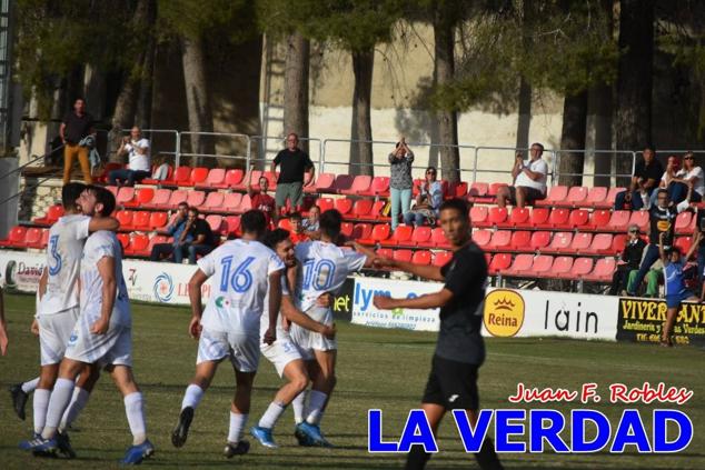 Magnífica segunda parte del equipo caravaqueño que logró su primera victoria en casa de la temporada. Dos golazos de Jaime, de cabeza; y de Juanjo, desde fuera del área, sirvieron para devolver la moral a los jugadores y a los aficionados locales. Pudieron llegar más goles, ya que el equipo local dispuso de varias ocasiones, dos de ellas clarísimas que ambos remates no entraron en la portería de Emilio. En el descuento, Antonio impuso su ley en el área local y marcó un gol con el que acortaba distancias en el marcador que ya no se movería hasta el final del partido.