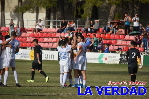 Magnífica segunda parte del equipo caravaqueño que logró su primera victoria en casa de la temporada. Dos golazos de Jaime, de cabeza; y de Juanjo, desde fuera del área, sirvieron para devolver la moral a los jugadores y a los aficionados locales. Pudieron llegar más goles, ya que el equipo local dispuso de varias ocasiones, dos de ellas clarísimas que ambos remates no entraron en la portería de Emilio. En el descuento, Antonio impuso su ley en el área local y marcó un gol con el que acortaba distancias en el marcador que ya no se movería hasta el final del partido.