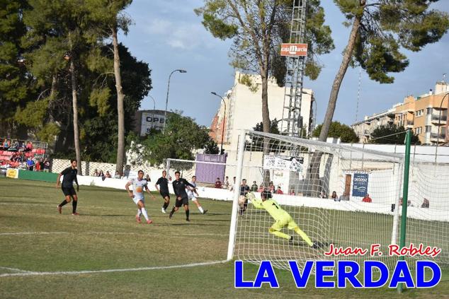Magnífica segunda parte del equipo caravaqueño que logró su primera victoria en casa de la temporada. Dos golazos de Jaime, de cabeza; y de Juanjo, desde fuera del área, sirvieron para devolver la moral a los jugadores y a los aficionados locales. Pudieron llegar más goles, ya que el equipo local dispuso de varias ocasiones, dos de ellas clarísimas que ambos remates no entraron en la portería de Emilio. En el descuento, Antonio impuso su ley en el área local y marcó un gol con el que acortaba distancias en el marcador que ya no se movería hasta el final del partido.