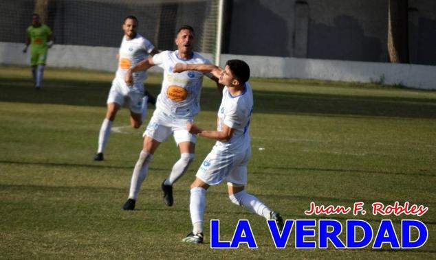 Magnífica segunda parte del equipo caravaqueño que logró su primera victoria en casa de la temporada. Dos golazos de Jaime, de cabeza; y de Juanjo, desde fuera del área, sirvieron para devolver la moral a los jugadores y a los aficionados locales. Pudieron llegar más goles, ya que el equipo local dispuso de varias ocasiones, dos de ellas clarísimas que ambos remates no entraron en la portería de Emilio. En el descuento, Antonio impuso su ley en el área local y marcó un gol con el que acortaba distancias en el marcador que ya no se movería hasta el final del partido.