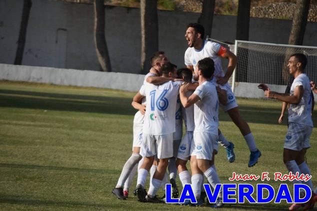 Magnífica segunda parte del equipo caravaqueño que logró su primera victoria en casa de la temporada. Dos golazos de Jaime, de cabeza; y de Juanjo, desde fuera del área, sirvieron para devolver la moral a los jugadores y a los aficionados locales. Pudieron llegar más goles, ya que el equipo local dispuso de varias ocasiones, dos de ellas clarísimas que ambos remates no entraron en la portería de Emilio. En el descuento, Antonio impuso su ley en el área local y marcó un gol con el que acortaba distancias en el marcador que ya no se movería hasta el final del partido.