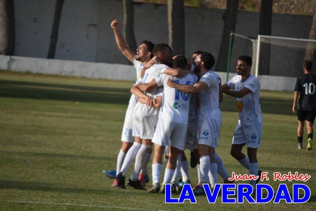 Magnífica segunda parte del equipo caravaqueño que logró su primera victoria en casa de la temporada. Dos golazos de Jaime, de cabeza; y de Juanjo, desde fuera del área, sirvieron para devolver la moral a los jugadores y a los aficionados locales. Pudieron llegar más goles, ya que el equipo local dispuso de varias ocasiones, dos de ellas clarísimas que ambos remates no entraron en la portería de Emilio. En el descuento, Antonio impuso su ley en el área local y marcó un gol con el que acortaba distancias en el marcador que ya no se movería hasta el final del partido.
