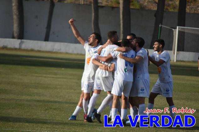 Magnífica segunda parte del equipo caravaqueño que logró su primera victoria en casa de la temporada. Dos golazos de Jaime, de cabeza; y de Juanjo, desde fuera del área, sirvieron para devolver la moral a los jugadores y a los aficionados locales. Pudieron llegar más goles, ya que el equipo local dispuso de varias ocasiones, dos de ellas clarísimas que ambos remates no entraron en la portería de Emilio. En el descuento, Antonio impuso su ley en el área local y marcó un gol con el que acortaba distancias en el marcador que ya no se movería hasta el final del partido.