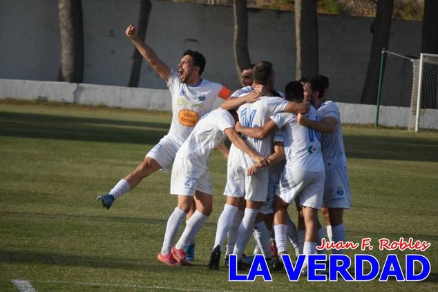 Magnífica segunda parte del equipo caravaqueño que logró su primera victoria en casa de la temporada. Dos golazos de Jaime, de cabeza; y de Juanjo, desde fuera del área, sirvieron para devolver la moral a los jugadores y a los aficionados locales. Pudieron llegar más goles, ya que el equipo local dispuso de varias ocasiones, dos de ellas clarísimas que ambos remates no entraron en la portería de Emilio. En el descuento, Antonio impuso su ley en el área local y marcó un gol con el que acortaba distancias en el marcador que ya no se movería hasta el final del partido.