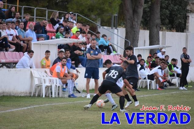 Magnífica segunda parte del equipo caravaqueño que logró su primera victoria en casa de la temporada. Dos golazos de Jaime, de cabeza; y de Juanjo, desde fuera del área, sirvieron para devolver la moral a los jugadores y a los aficionados locales. Pudieron llegar más goles, ya que el equipo local dispuso de varias ocasiones, dos de ellas clarísimas que ambos remates no entraron en la portería de Emilio. En el descuento, Antonio impuso su ley en el área local y marcó un gol con el que acortaba distancias en el marcador que ya no se movería hasta el final del partido.