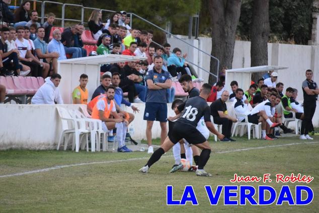 Magnífica segunda parte del equipo caravaqueño que logró su primera victoria en casa de la temporada. Dos golazos de Jaime, de cabeza; y de Juanjo, desde fuera del área, sirvieron para devolver la moral a los jugadores y a los aficionados locales. Pudieron llegar más goles, ya que el equipo local dispuso de varias ocasiones, dos de ellas clarísimas que ambos remates no entraron en la portería de Emilio. En el descuento, Antonio impuso su ley en el área local y marcó un gol con el que acortaba distancias en el marcador que ya no se movería hasta el final del partido.