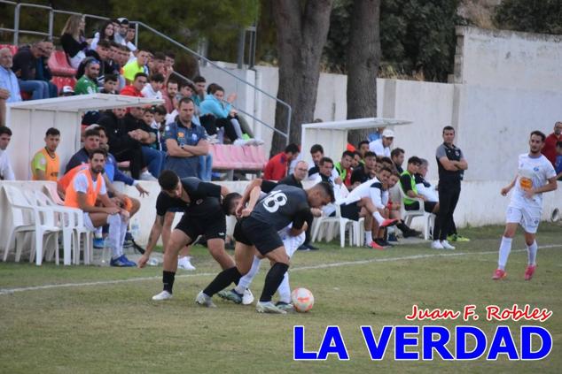 Magnífica segunda parte del equipo caravaqueño que logró su primera victoria en casa de la temporada. Dos golazos de Jaime, de cabeza; y de Juanjo, desde fuera del área, sirvieron para devolver la moral a los jugadores y a los aficionados locales. Pudieron llegar más goles, ya que el equipo local dispuso de varias ocasiones, dos de ellas clarísimas que ambos remates no entraron en la portería de Emilio. En el descuento, Antonio impuso su ley en el área local y marcó un gol con el que acortaba distancias en el marcador que ya no se movería hasta el final del partido.